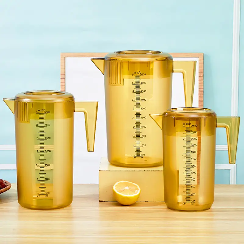 Jarro de água fria de plástico transparente ou tawny